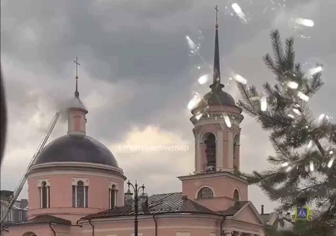 В московский храм, дружественный ФСО, попала молния, он горел