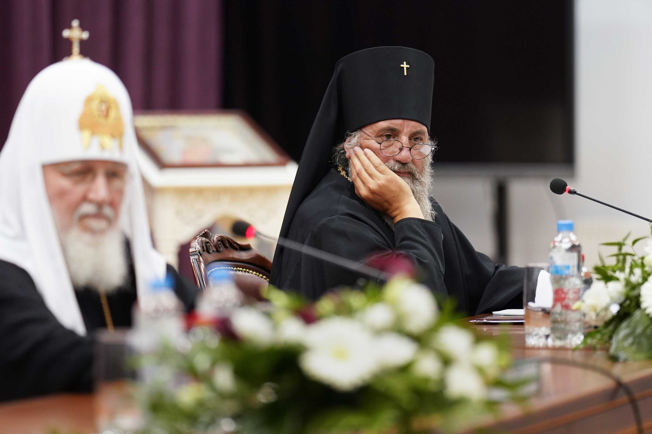 Патриарха Кирилла поддержали под руки: визит в Калининград