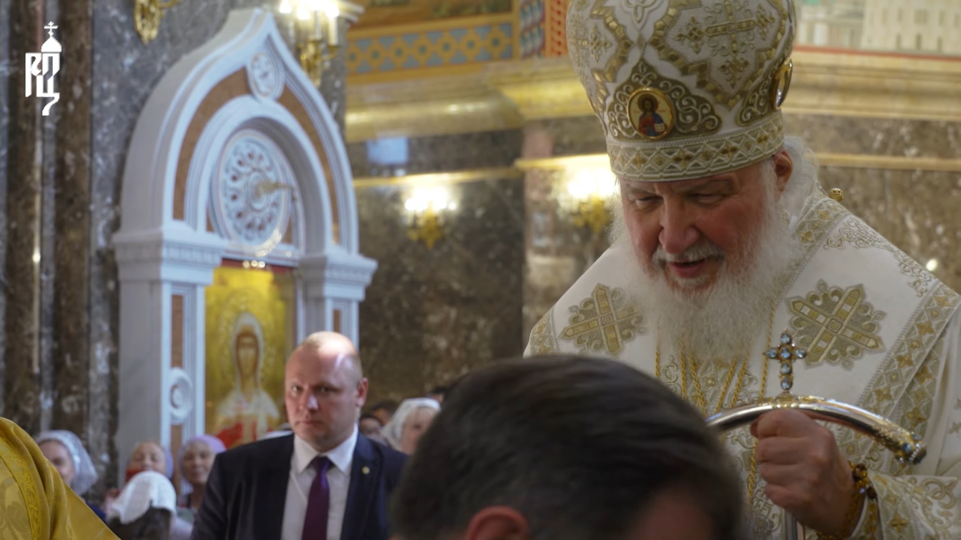 Патриарха Кирилла поддержали под руки: визит в Калининград