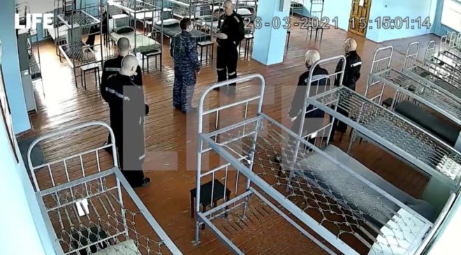 Навальный* вызывает демона в тюрьме, думают заключенные
