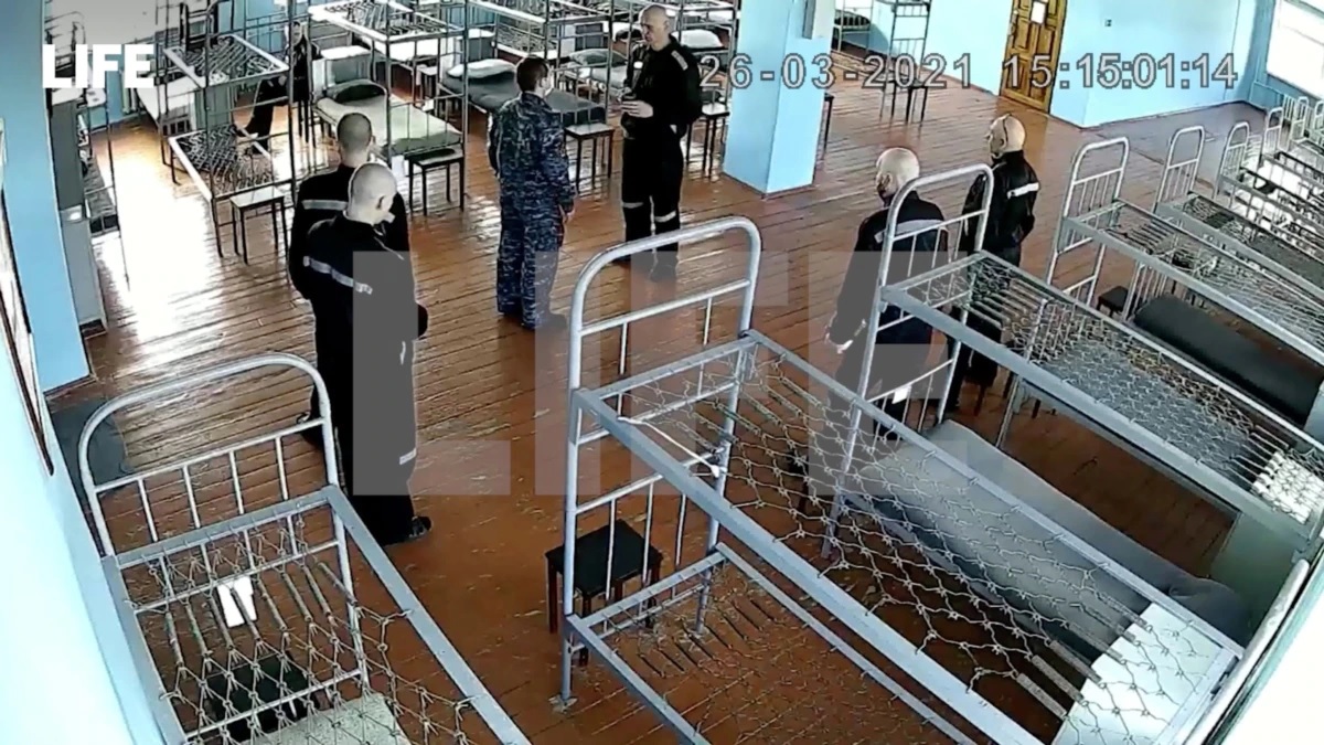 Навальный вызывает демона в тюрьме, думают заключенные
