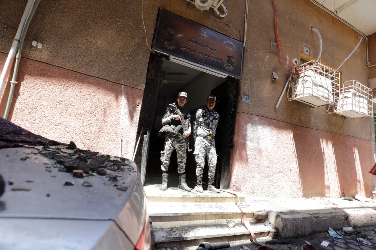Египтяне скорбят о 41 погибшем при пожаре в коптской церкви