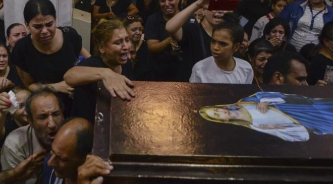 Египтяне скорбят о 41 погибшем при пожаре в коптской церкви