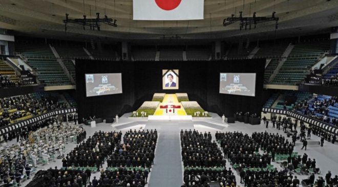 Япония провожает Абэ, думая об угрозе Церкви объединения