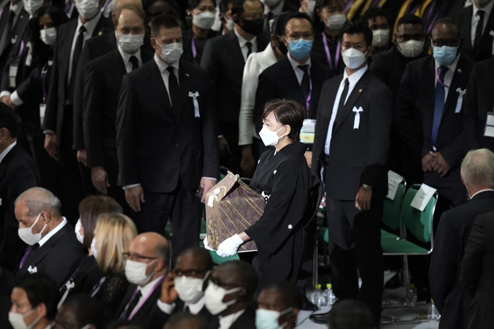 Япония хоронит Абэ, думая об угрозе Церкви объединения