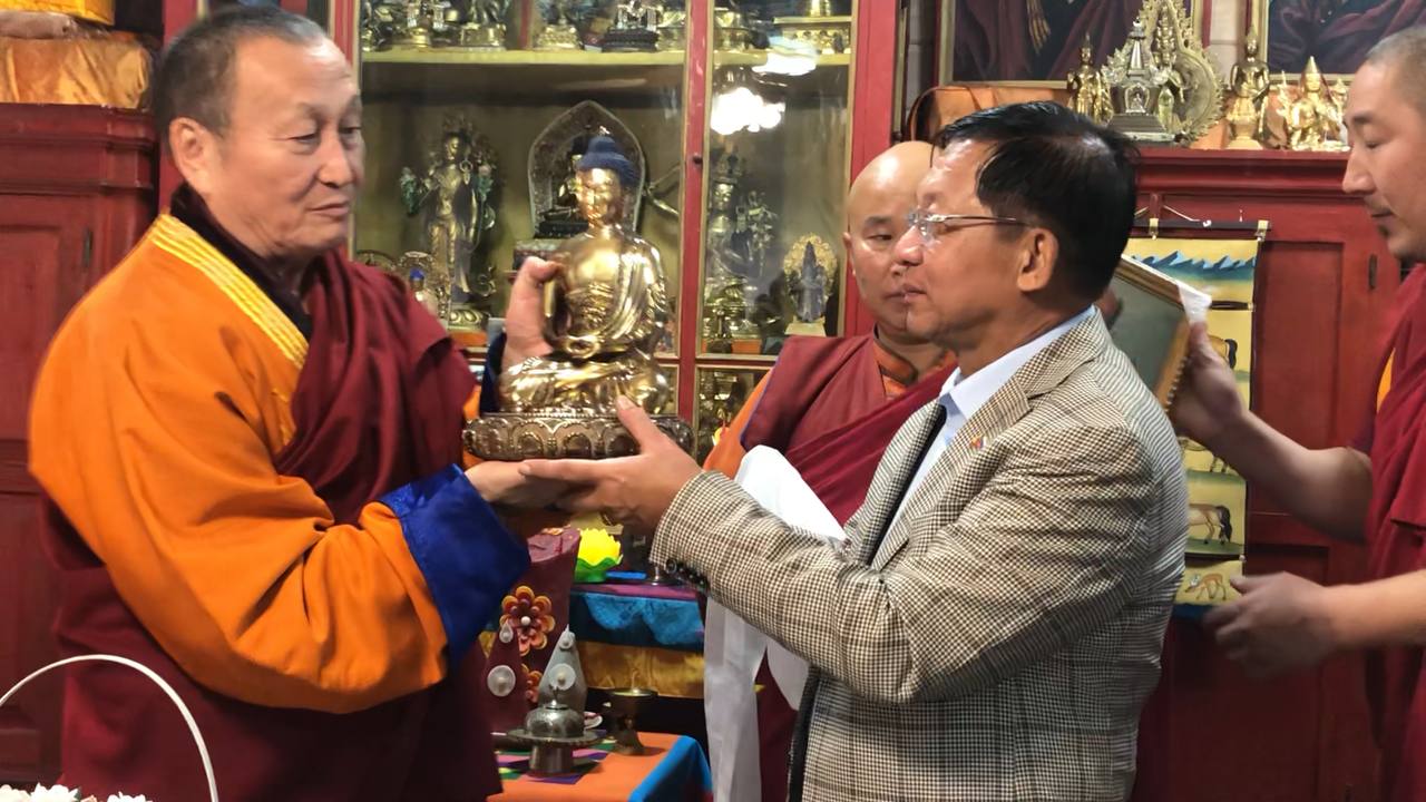Хамбо Лама РФ принял главу хунты Мьянмы и усадил на трон