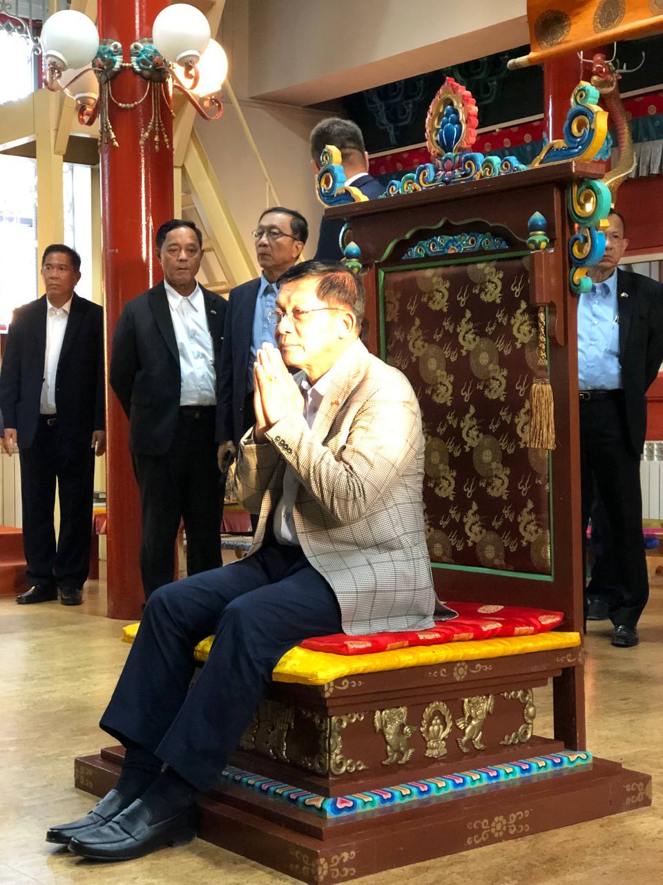 Хамбо Лама РФ принял главу хунты Мьянмы и усадил на трон