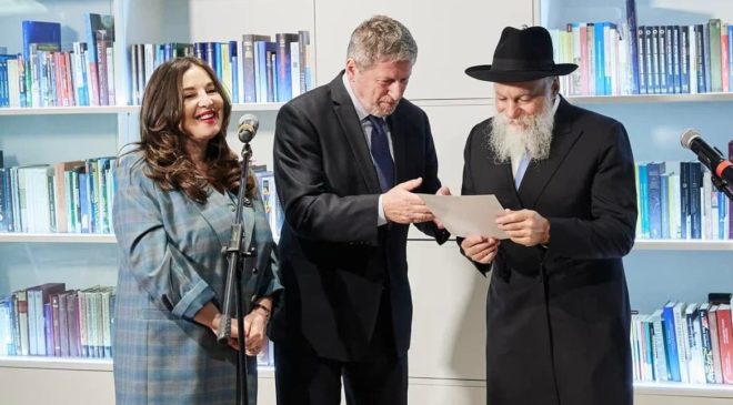 Посольство Израиля передало книги Еврейскому музею