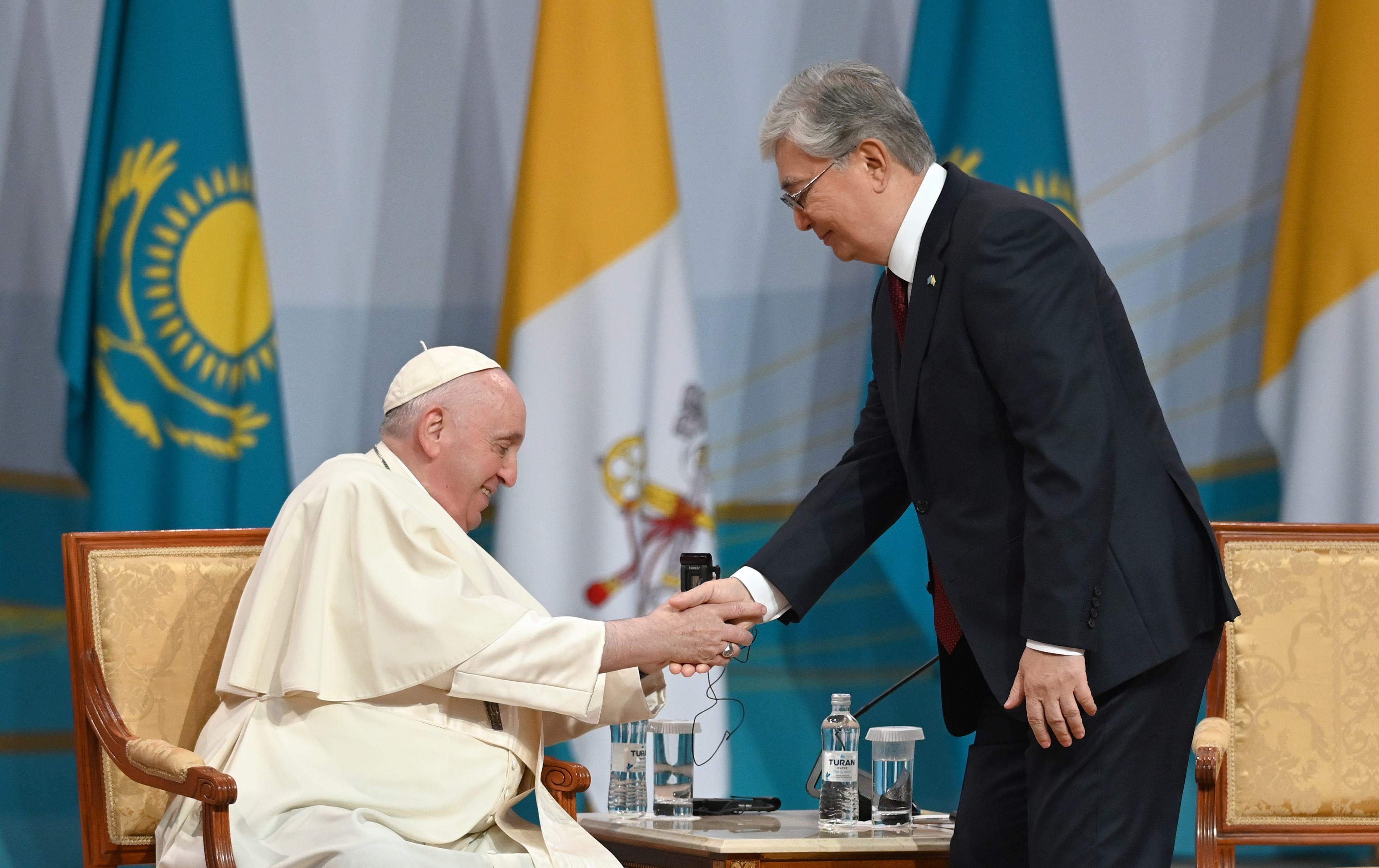 Токаев и Папа Римский встретились с гражданским обществом