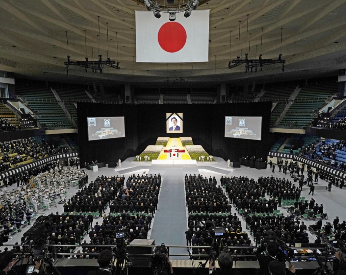 Япония провожает Абэ, думая об угрозе Церкви объединения