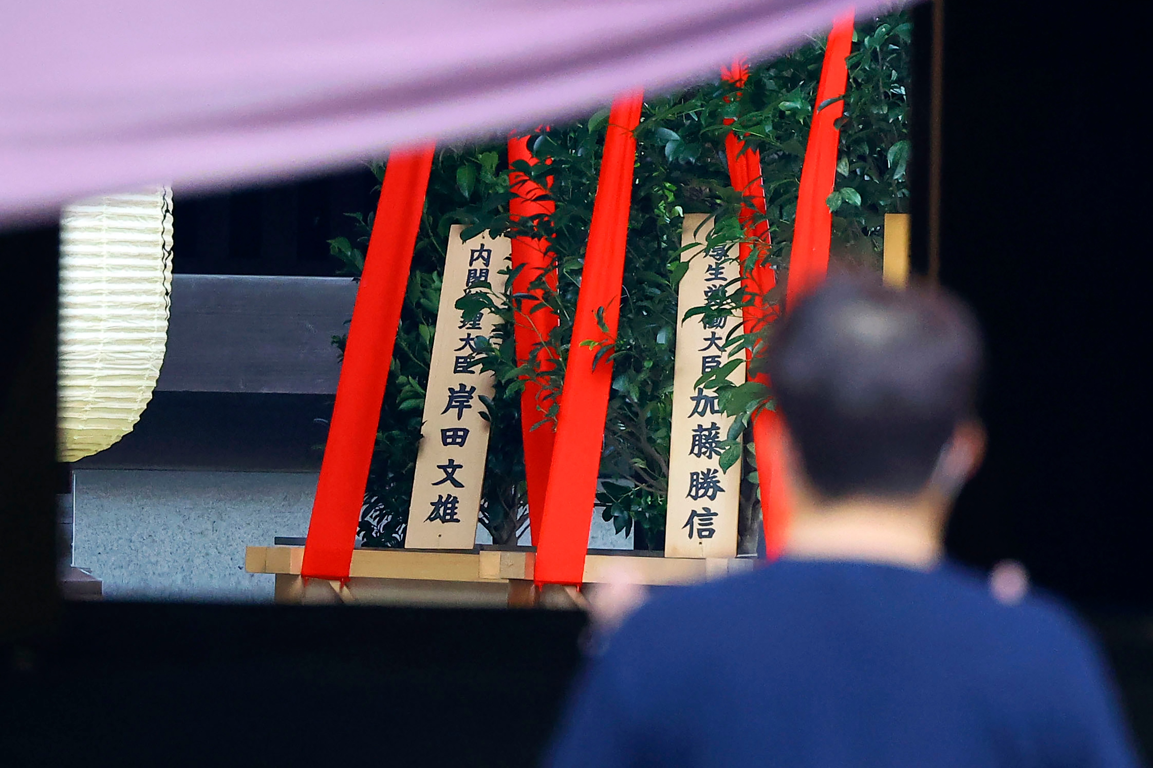 Премьер Кисида послал подношение в милитаристский храм Ясукуни