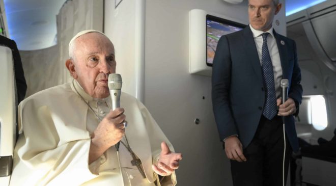 Папа: Я нахожусь среди двух народов, которые люблю