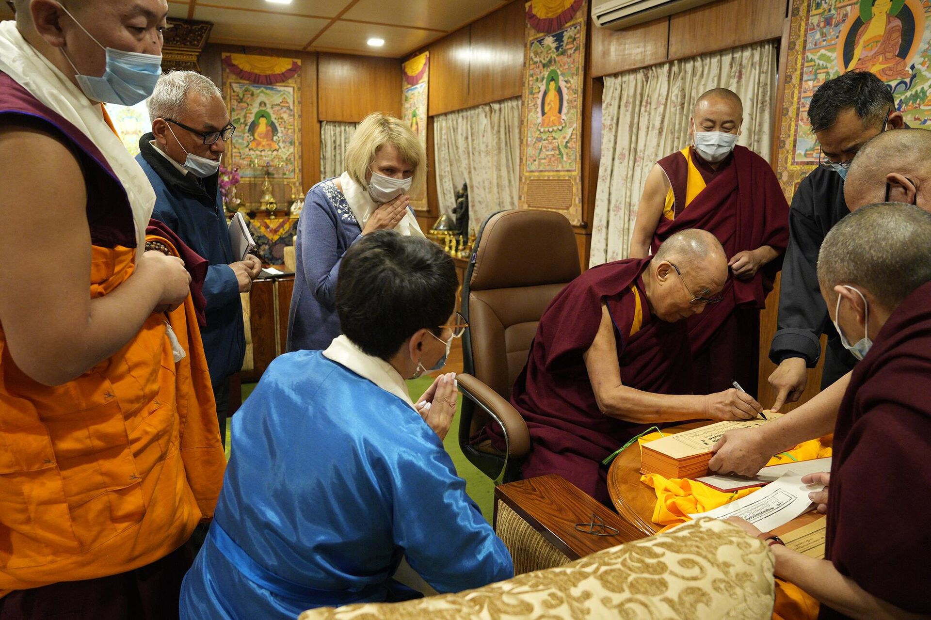 Далай-лама передал подарки монастырю в Туве