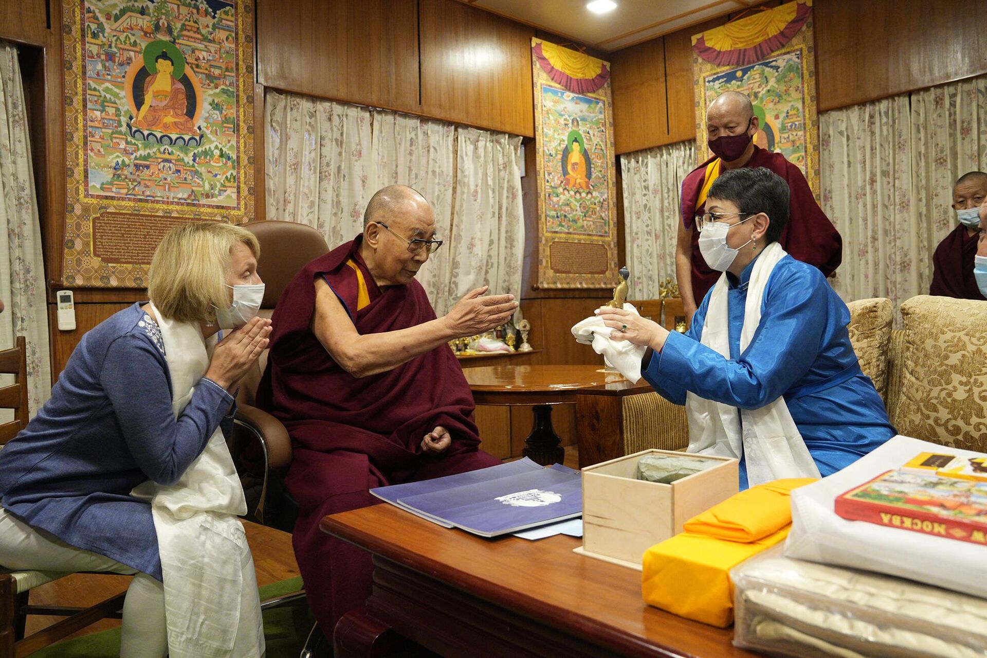 Далай-лама передал подарки монастырю в Туве