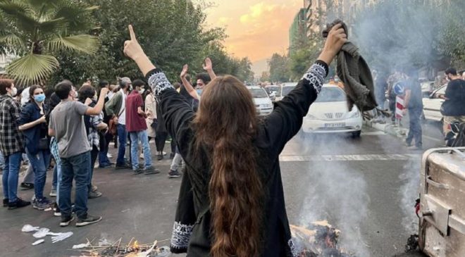 Борьба против хиджаба единит иранцев как знамя революции