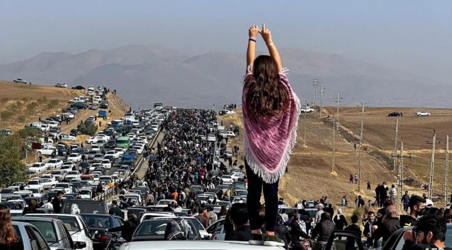 «Прислушаться к людям»: протест в Иране раскалывает элиту