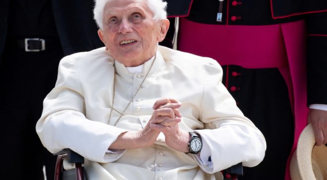Скончался Бенедикт XVI, Папа на покое