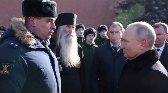 Путин поддержал идею о гарантиях для военных священников