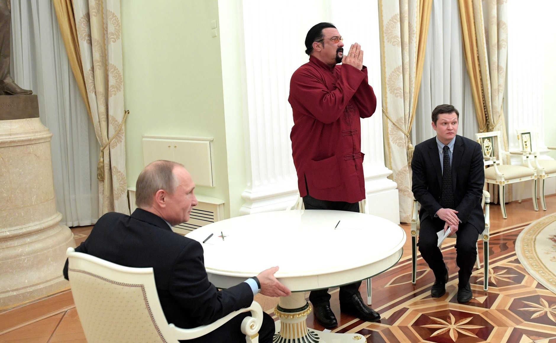 Путин наградил Стивена Сигала орденом Дружбы