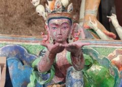 Помощнице Хамбо-ламы больно от статуй нового храма в Туве