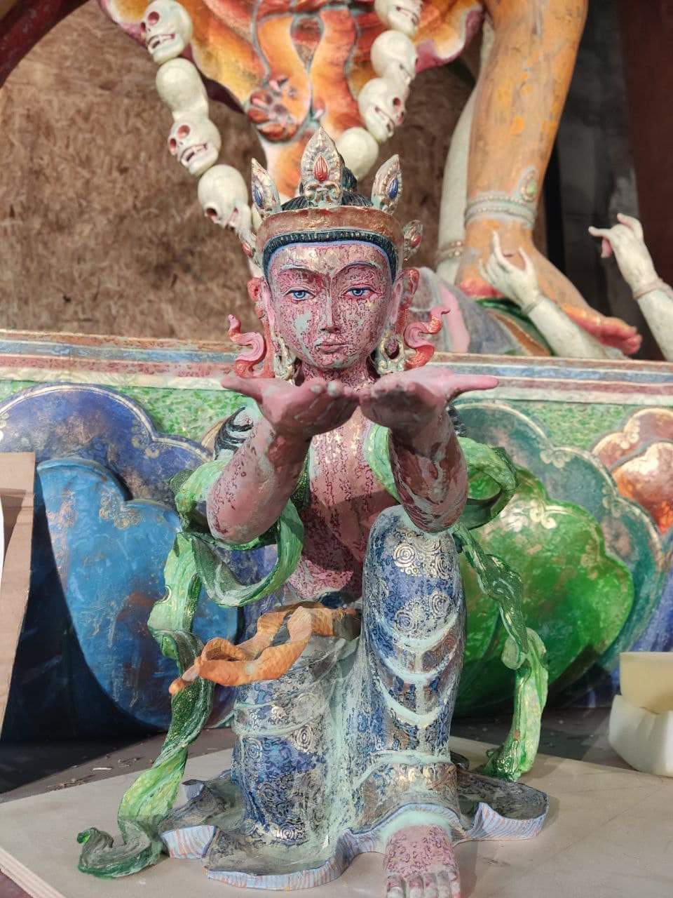 Помощнице Хамбо-ламы больно от статуй нового храма в Туве