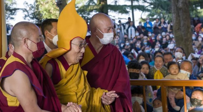 Далай-лама извинился за поцелуй с мальчиком (18+)