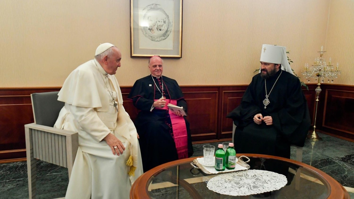 Папа Франциск тепло встретился с митрополитом Иларионом