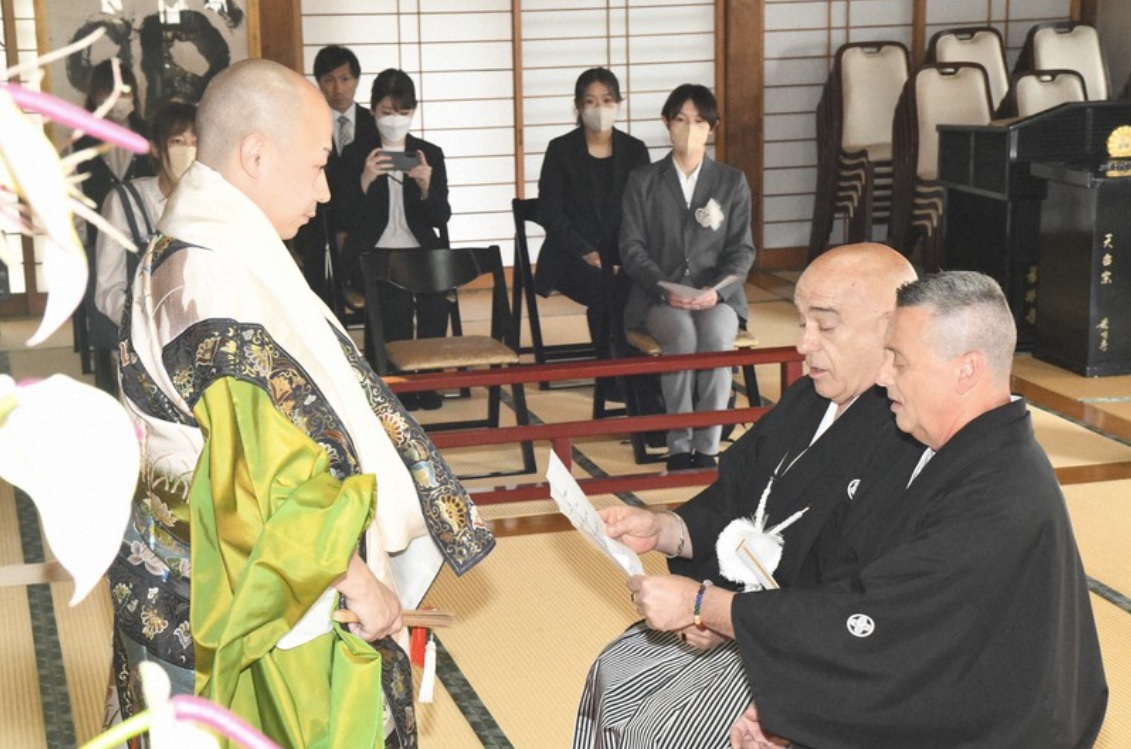 Израильские геи - первые «поженившиеся» в японском храме