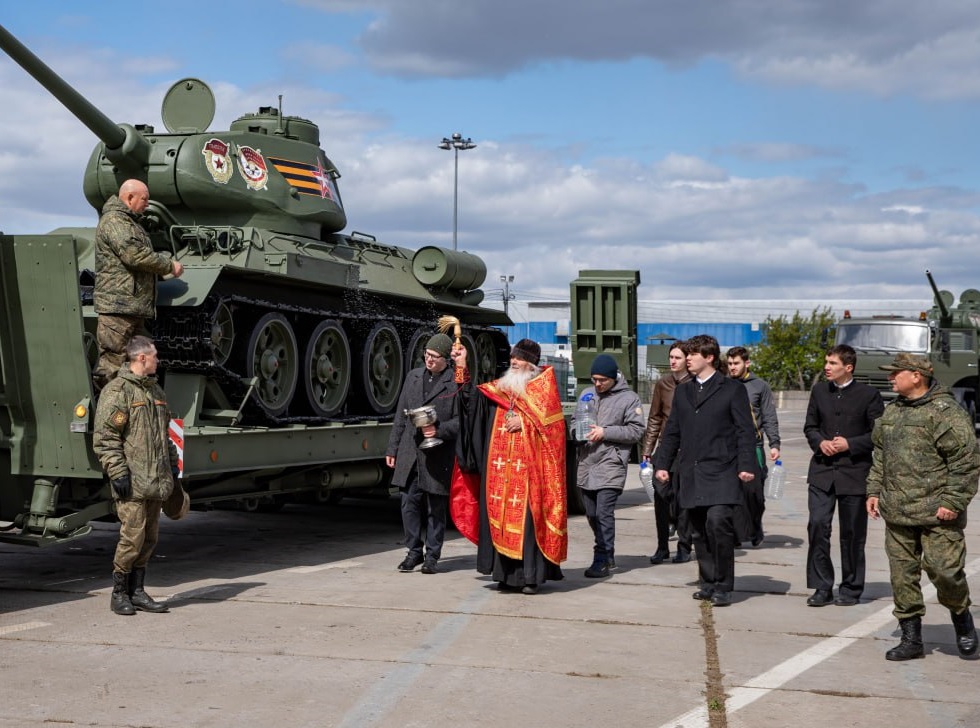 Освященный танк Т-34 возглавил парад 9 мая 2023 в Москве