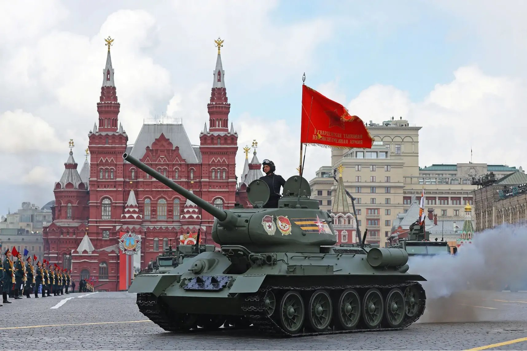 Освященный танк Т-34 возглавил парад 9 мая 2023 в Москве