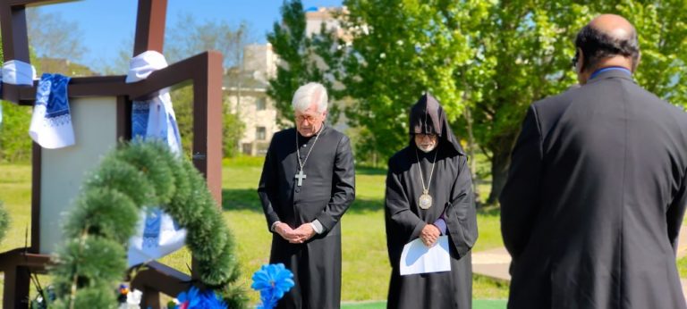 Руководители ВСЦ помолились у захоронений жителей Бучи