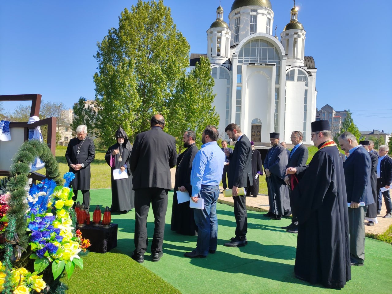 Руководители ВСЦ помолились у захоронений жителей Бучи