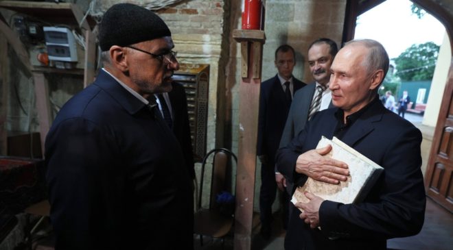 Путин почтил Коран в мечети Дербента