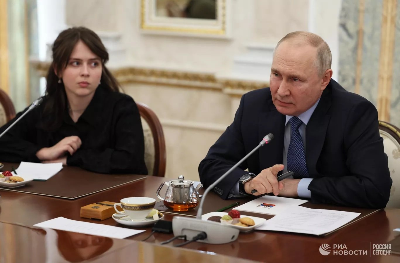 Путин решил посадить жегшего Коран в мусульманский регион