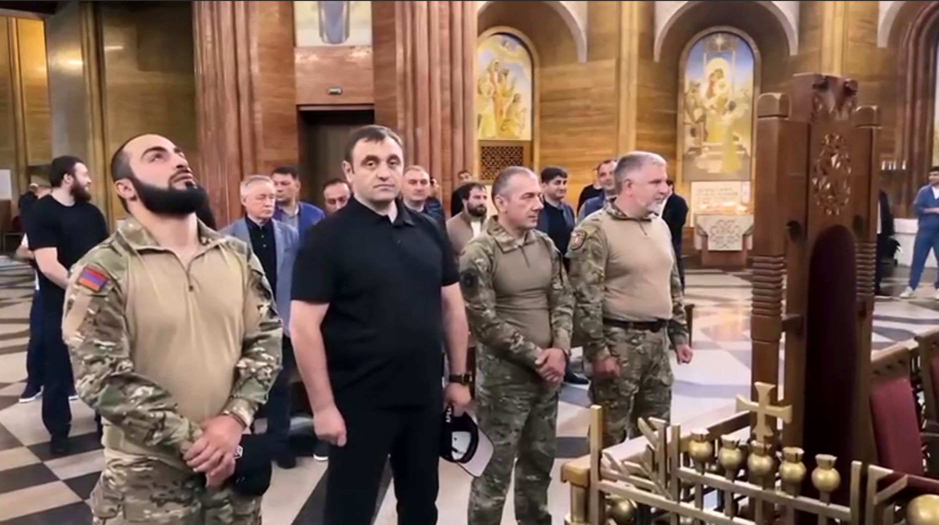 Армянская церковь Москвы благословила батальон на Донбасс. В центре основатель Армен Саркисян