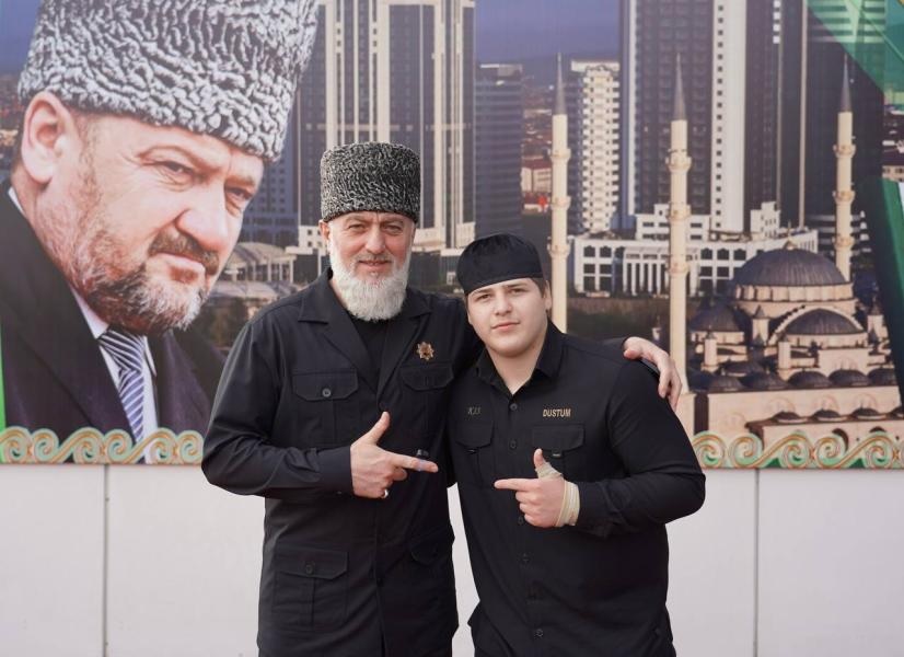 В Чечне хвалят сына Кадырова, избившего сжигателя Корана