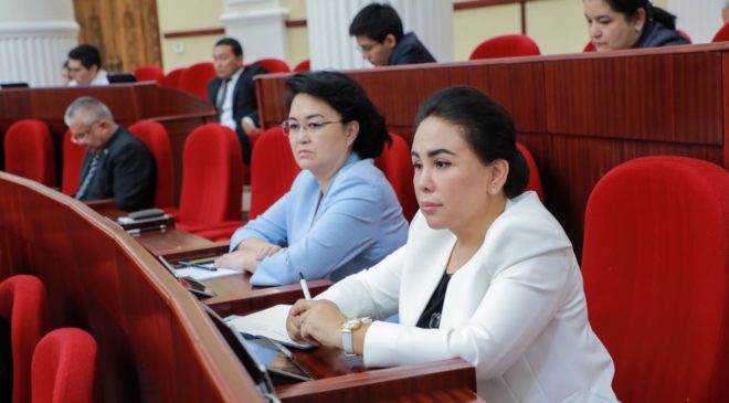 Парламент Узбекистана запрещает скрывающую лицо одежду