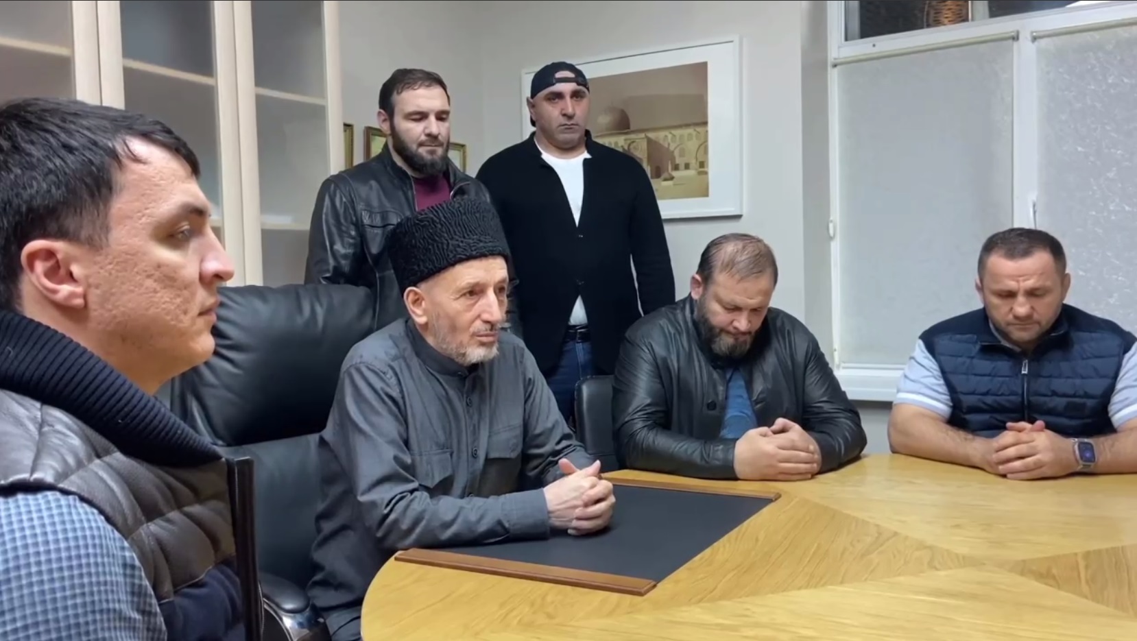 Антисемитских погромщиков аэропорта увещевают в Дагестане