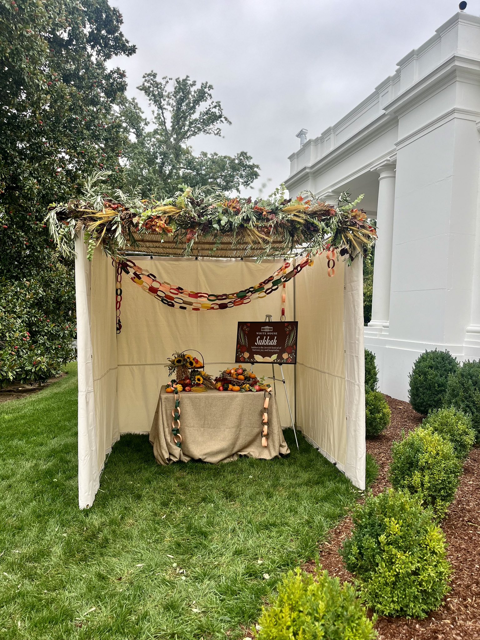 Байден поставил шалаш в Белом доме на праздник Суккот