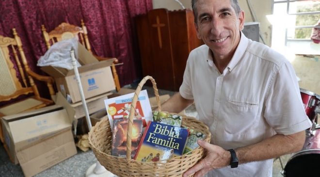 Адвентисты на Кубе распространяют Библию