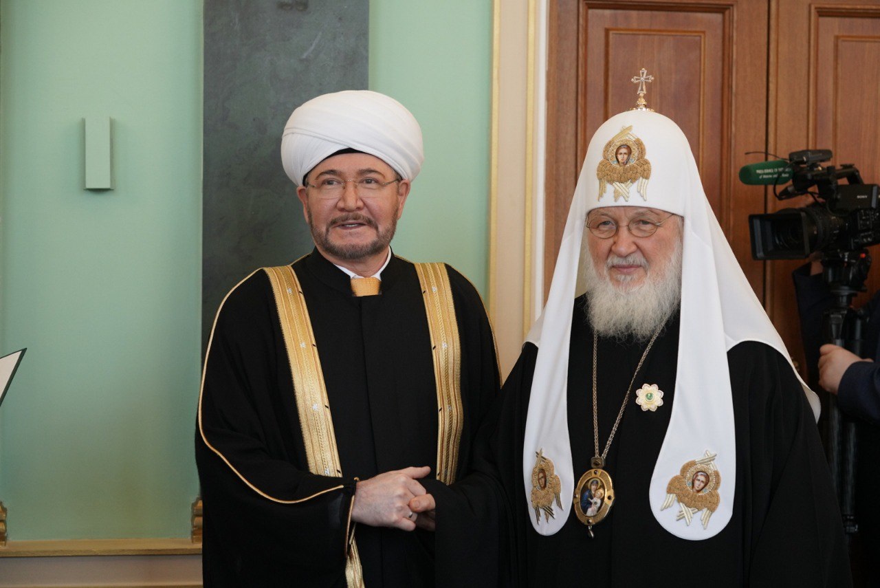 Гайнутдин наградил патриарха Кирилла орденом Аль-Фахр