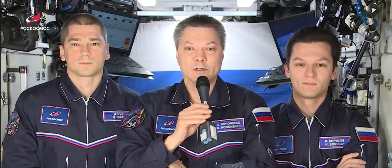 Конституция объединяет разнообразие РФ воедино – космонавты