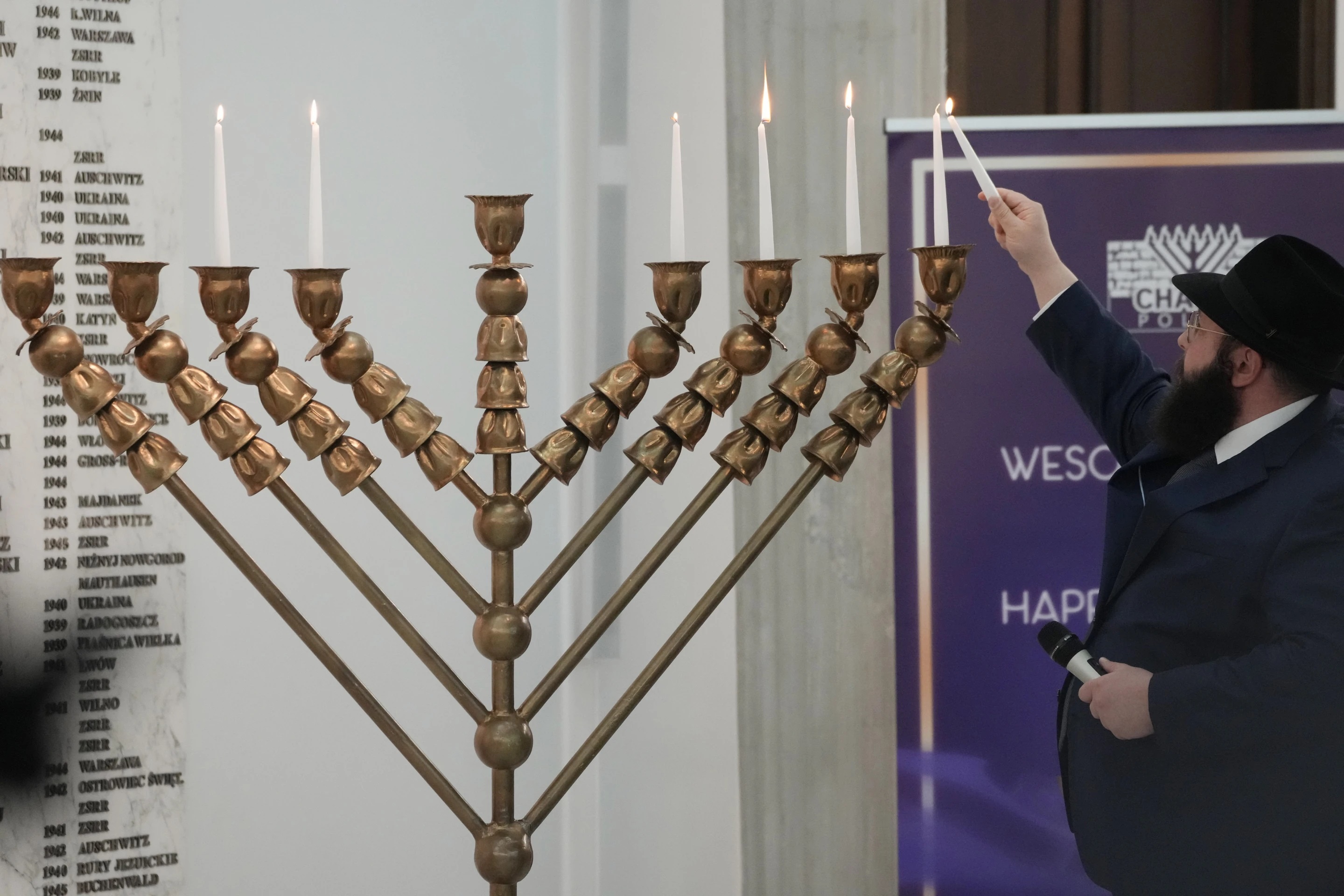 Иудеи и католики выступили с осуждением антисемитского инцидента, после того как пророссийский депутат Сейма Польши Гжегож Браун загасил огни Хануки