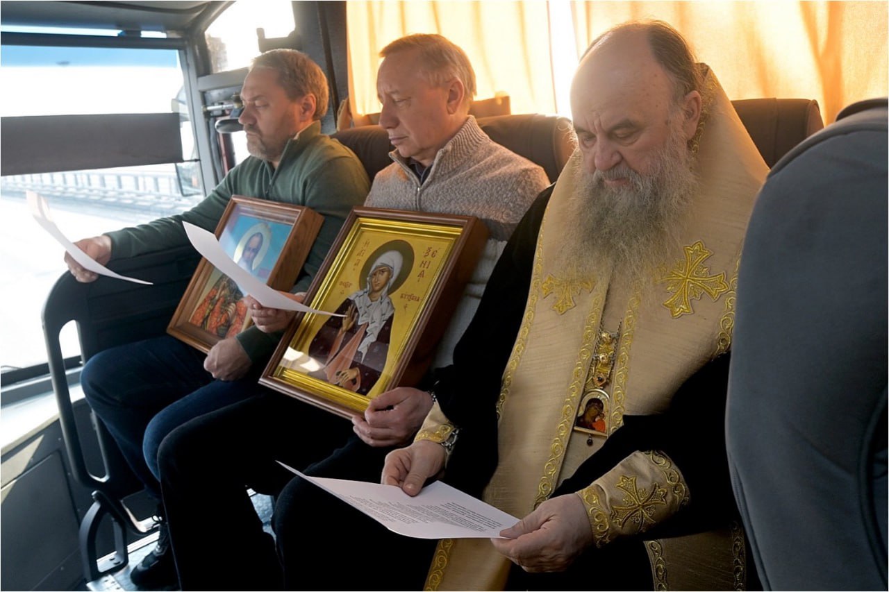 Митрополит и губернатор объехали Петербург с иконами