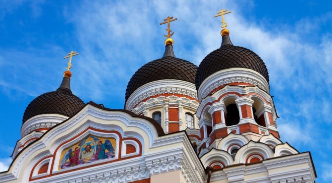 Эстония угрозами признать "террористами" давит на Церковь