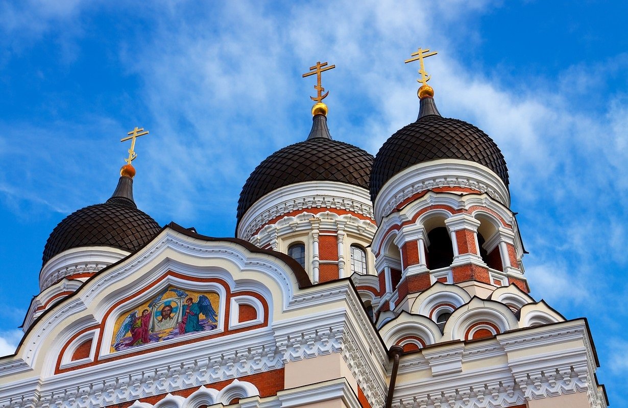 Эстония угрозами признать "террористами" давит на Церковь