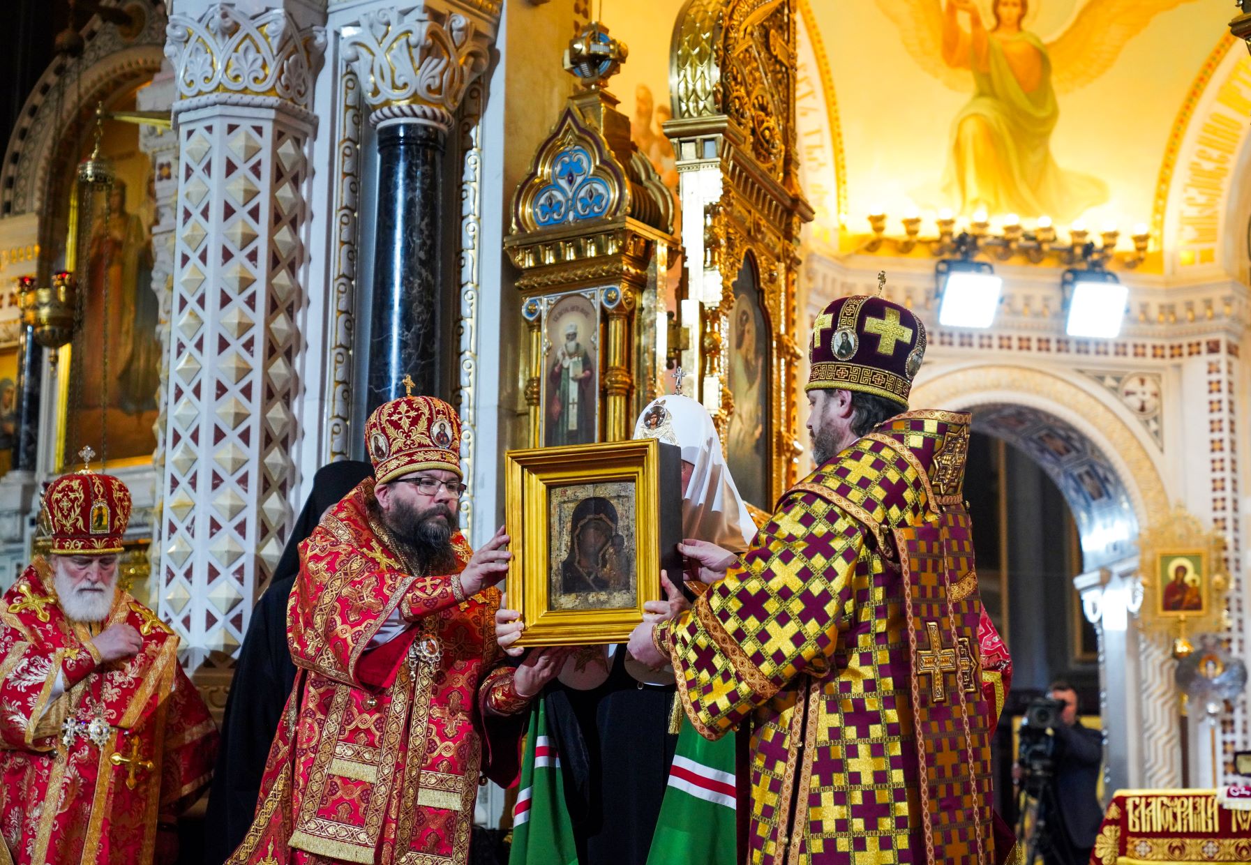 Легойда: икону Кирилл передал временно, для крестного хода