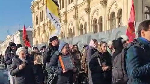 Икону от дельфинов несут по вокзалам Москвы