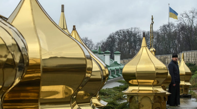 Власти Украины атаковали УПЦ сразу по трем фронтам