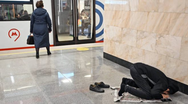 Глава российского СПЧ назвал провокацией намазы в метро